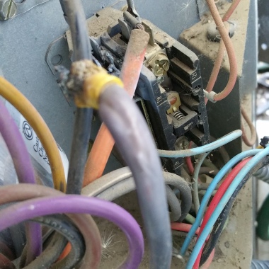 Grey wire with yellow band disconnected